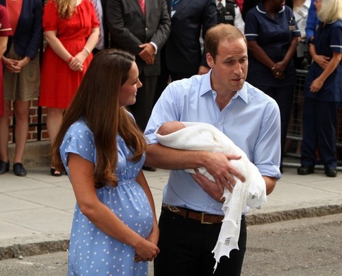  Kate Middleton and Prince William Zeigen Off Their Baby