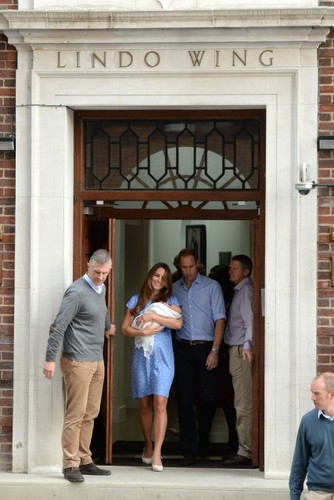  Kate Middleton and Prince William mostrar Off Their Baby