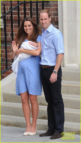  Kate Middleton and Prince William mostrar Off Their Baby
