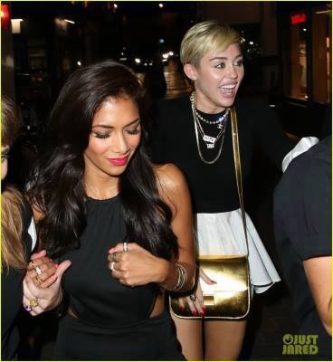  Miley with frndz