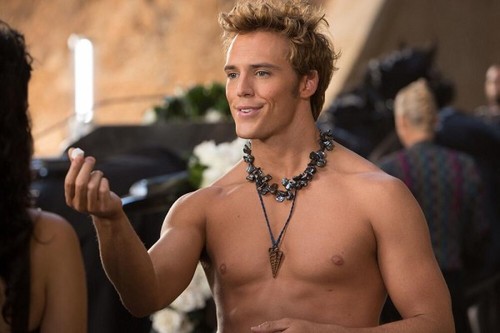  New Catching feuer Still: Finnick holding a sugar cube!