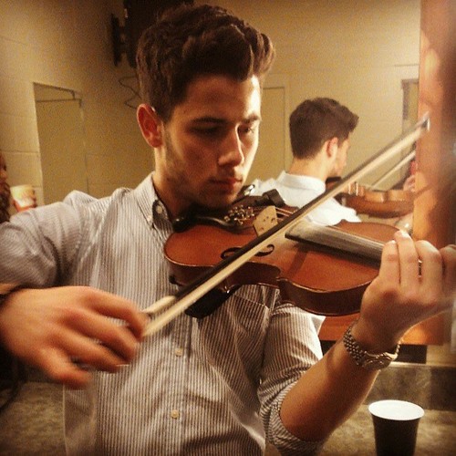  Nick Jonas Play Violin