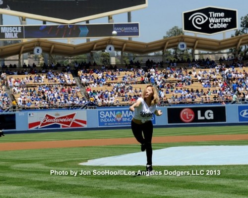  Taeyeon & Tiffany sing for Korea dag at Dodger Stadium and Sunny throws the first pitch