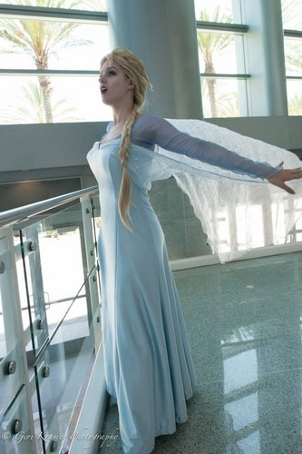  Angi 毒蛇 as Elsa at D23 Expo