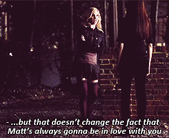 Caroline being insecure around Elena, 1x16 