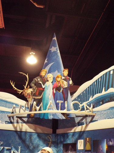  Frozen anak patung and Displays at the D23 Expo