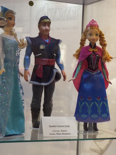  Frozen anak patung and Displays at the D23 Expo