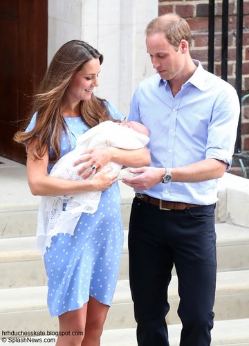  Kate Middleton and Prince William 显示 Off Their Baby