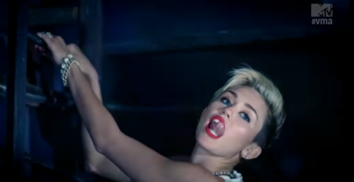  Miley Screen Shot on Miley Screen Shot on এমটিভি VMA 2013 TV Spot
