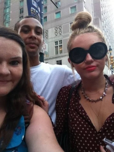  Miley with fans