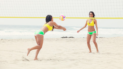  The Bellas hit the beach, pwani
