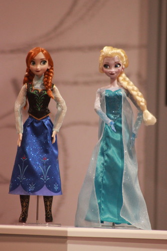 Elsa & Anna Disney Store hát búp bê
