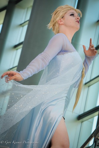 Elsa from Disney's Frozen cosplay