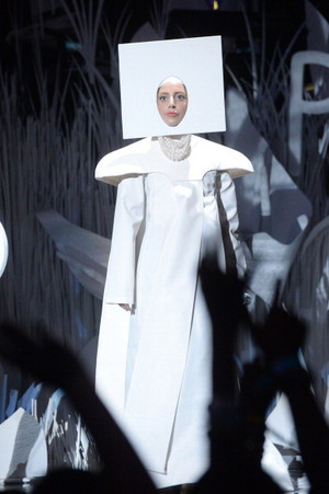  Lady GaGa performing at the 엠티비 VMAs 2013