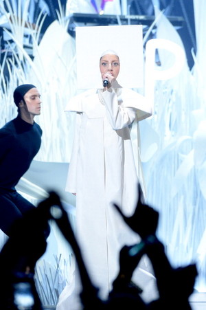  Lady GaGa performing at the 音乐电视 VMAs 2013