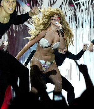  Lady Gaga performing 'Applause' at the 2013 mtv VMAs