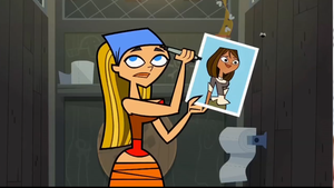  Lindsay with a fotografia of Courtney