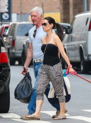  Lucy Liu and her new boyfriend so antique shopping with her dog in downtown Manhattan, New York City