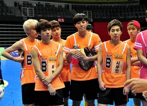  130903 Woohyun & Hoya – MBC Idol estrella Athletics Archery Championship Official fotos
