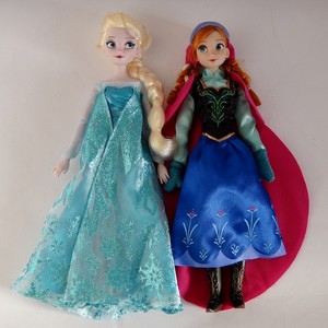 Anna and Elsa dolls close up