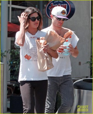  Ed Westwick & Jessica Szohr Grab Lunch at Jersey Mike's (1 sept)