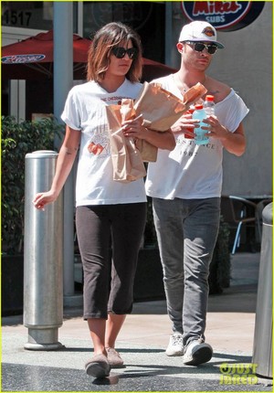  Ed Westwick & Jessica Szohr Grab Lunch at Jersey Mike's (1 sept)