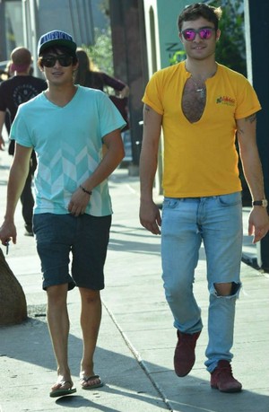  Ed Westwick out with friend in Venice Beach, LA (27.08.13)