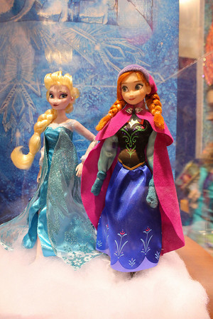  Elsa and Anna boneka
