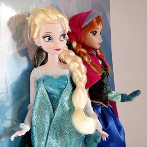  Elsa and Anna পুতুল close up