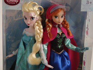 Elsa and Anna ドール close up