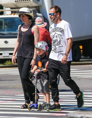  Jonny Lee Miller Spends the 日 with His Family