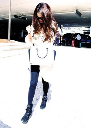  Selena at LAX (August 27)