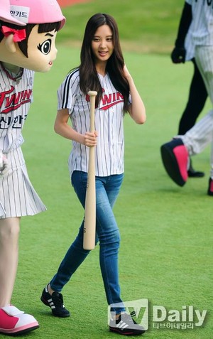  TaeYeon Throws Opening Pitch with SeoHyun Batting