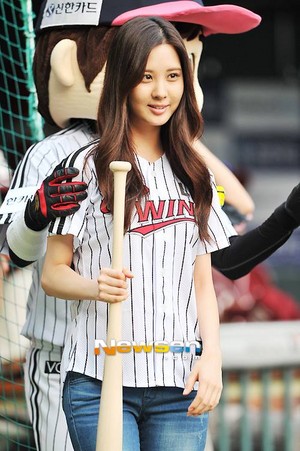  TaeYeon Throws Opening Pitch with SeoHyun Batting