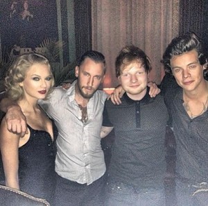  Taylor Swift, Harry Styles party together after 엠티비 VMAs