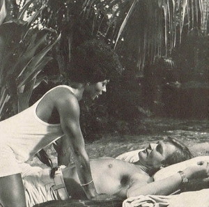  The Interracial প্রণয় Scene From 1973 Bond Film, "Live And Let Die"