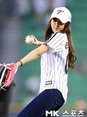  A Pink's Na-Eun throws first pitch at LG-KIA baseball game