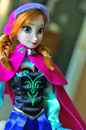  Anna and Elsa Disney Store mga manika
