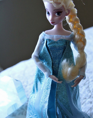  Anna and Elsa Disney Store dolls