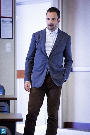 Elementary - Episode 2.02 - Solve For X - Promotional चित्रो