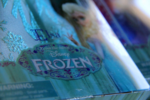  Elsa डिज़्नी Store doll's details