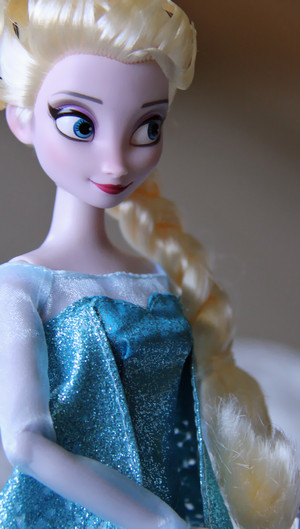  Elsa 迪士尼 Store doll's details