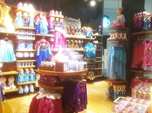  Nữ hoàng băng giá Merchandise at the Disney Store