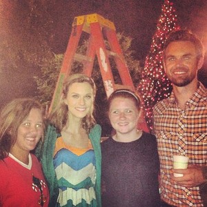  Hilarie et Tyler avec des những người hâm mộ sur le tournage de "Papa Noël"