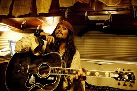  Johnny Depp playing/holding the đàn ghi ta, guitar