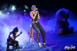  Miley performing at Sony Musica Annual Showcase in Londra