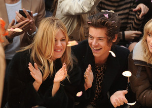  September 16th - Harry at burberry Fashion tampil in london