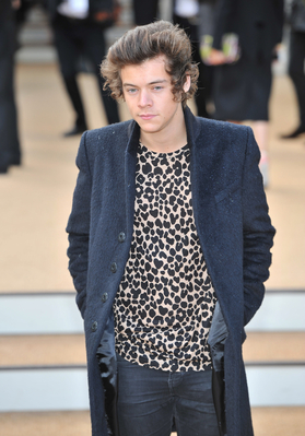  September 16th - Harry at impermeável, burberry Fashion Show in Londres