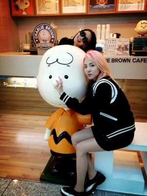  2NE1's Park Bom, Dara & CL take các bức ảnh with Charlie Brown and snoopy