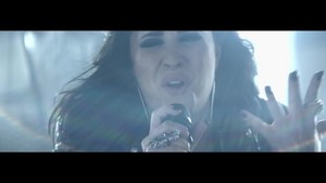  Demi Lovato - hati, tengah-tengah Attack {Music Video}